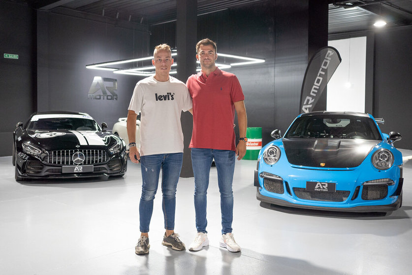 Adrián Benito y Rubén Rodríguez, propietarios del concesionario AR Motor.