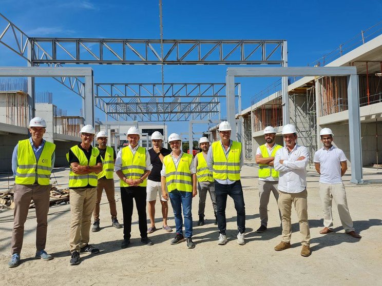 El delegado de la Zona Franca de Vigo junto al delegado del Gobierno en Galicia y los regidores de Baiona y Nigrán en la visita a las naves en construcción en Porto do Molle.