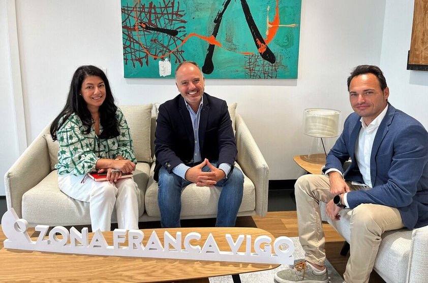 Teté Vilar, responsable de emprendimiento de Zona Franca; David Regades, delegado del Estado en la Zona Franca de Vigo; y Emanuele Ricciotti, CEO de de ClickAge.