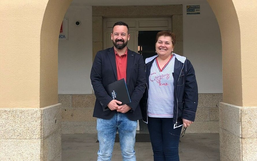 El responsable de Promoción en Galicia de Capital Energy, Xabier Monteagudo, junto a la alcaldesa de Lousame, Teresa Villaverde.