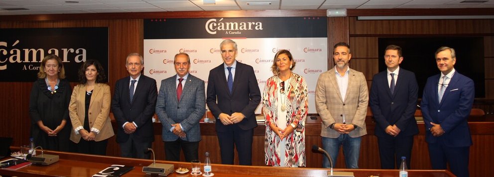 Comité ejecutivo de la Cámara de A Coruña junto al vicepresidente primero de la Xunta, Francisco Conde (centro).