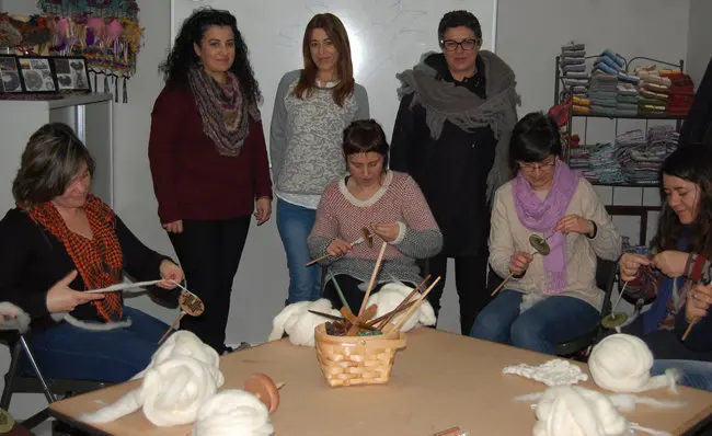 Sol Vázquez visita curso de artesanía