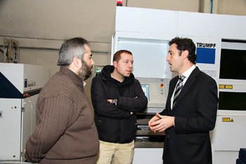 Javier Aguilera visitó la empresa Steelcore.