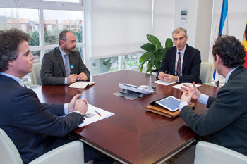 El conselleiro de Economía, Francisco Conde, en su reunión con el presidente de Aclunaga, Marcos Freire./X.C.