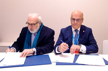 Fernando Bayón y Manuel Baltar en la firma del convenio.