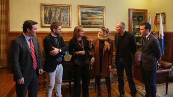 La presidenta de la Diputación de Pontevedra con miembros de AJE Pontevedra.