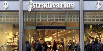 Fachada de la tienda de Stradivarius en Amsterdam.