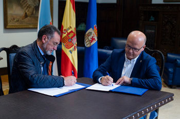 El alcalde de San Cibrao das Viñas y el presidente de la Diputación de Ourense./A.P.