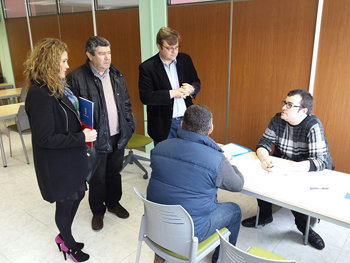 El diputado Álvaro Santos y el alcalde de Burela, en el encuentro con desempleados de A Mariña.