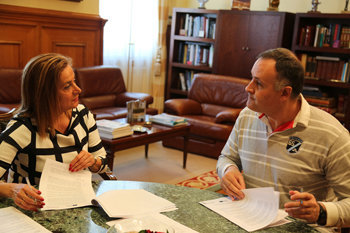 La presidenta de la Diputación de Pontevedra firma la cesión de una oficina en el vivero de Lalín.