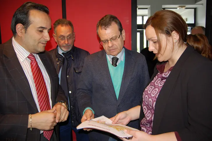 Ángel Bernardo Tahoces en su visita al polígono industrial de San Cibrao das Viñas./M.R.