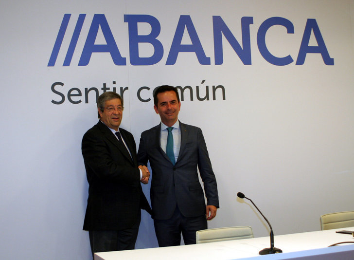 El presidente de la Federación Galega de Comercio, José María Seijas López, y el director de Red Comercial de Abanca, Gabriel González Eiroa, durante la firma del convenio.