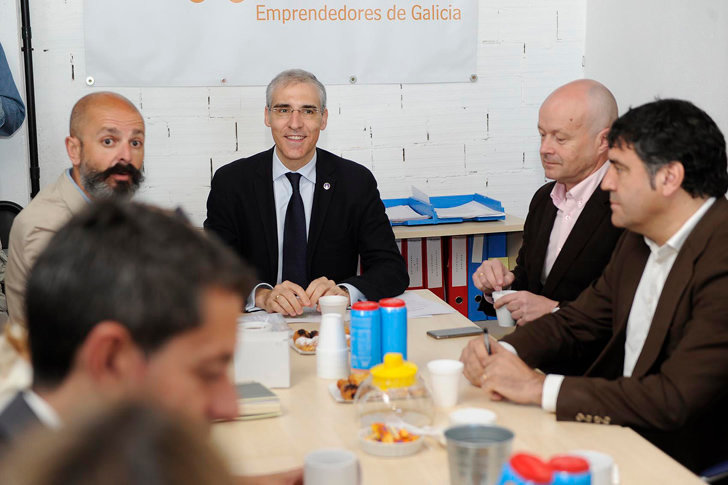 El conselleiro de Economía en su reunión con miembros de Ascega en A Coruña./M.F.