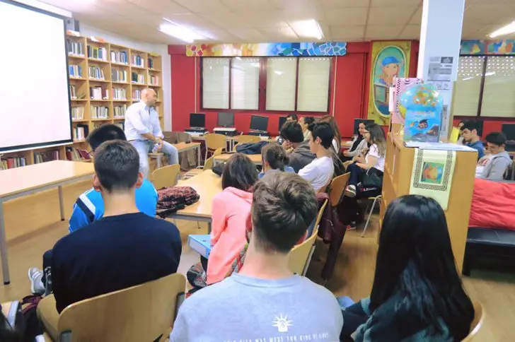 Socios de AJE en su charla en el instituto As Barxas de Moaña.