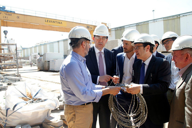 El director xeral de Enerxía y Minas, el delegado de la Xunta en Vigo y representantes del Cluster del Granito, visitaron las instalaciones de Grupo Levantina, en Porriño.