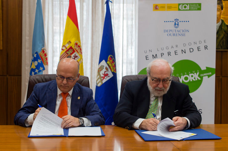 El presidente de la Diputación de Ourense y el director de la Fundación Escuela de Organización Industrial firmando el acuerdo./A.P.