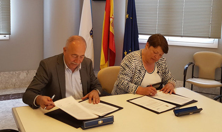 Firma del convenio entre Diputación de A Coruña y Centro Comercial Abierto de Carballo.