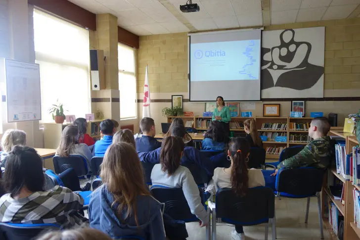 La socia de AJE en el instituto Luis Seoane de Pontevedra.