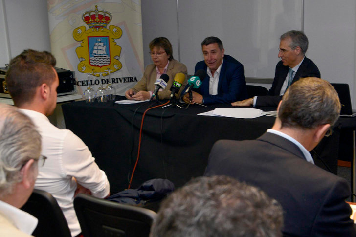 La conselleira de Mar, el alcalde de Ribeira y el conselleiro de Economía, en la jornada.