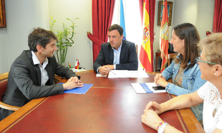 Alcalde y concejalas de Ferrol junto al presidente de la Diputación de A Coruña.