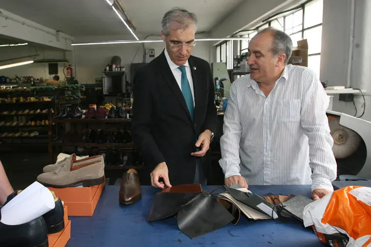 Conde en la fábrica de Calzados Losal en Monforte.