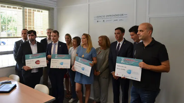 Premiados y autoridades, en el nuevo centro de emprendimiento de Vilagarcía.