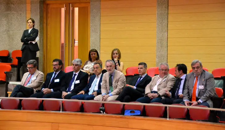 Representantes de los nueve colegios fusionados acudieron a la sesión del Parlamento.