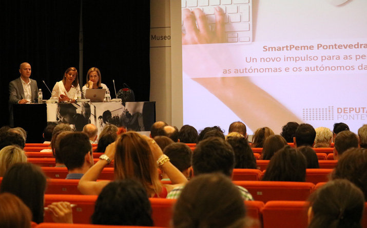 Charla de Elena Gómez del Pozuelo en la presentación de SmartPeme de la Diputación pontevedresa.
