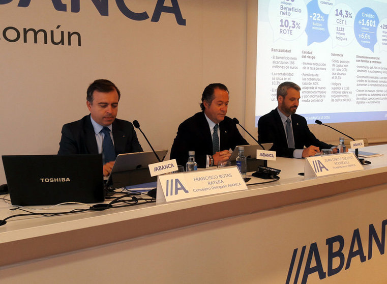 Francisco Botas, Juan Carlos Escotet Rodriguez, y Alberto de Francisco, en la presentación de resultados de Abanca.