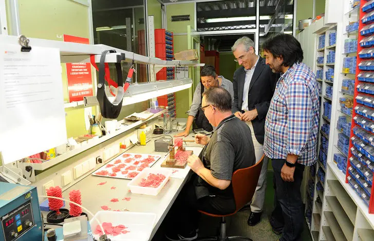 Francisco Conde en el obradoiro de artesanía Ardentia./M.F.