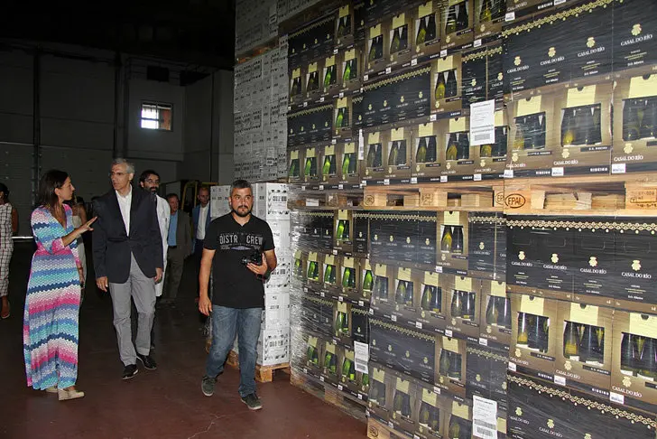 El conselleiro de Economía en las instalaciones de Bodegas Campante en Toén (Ourense).