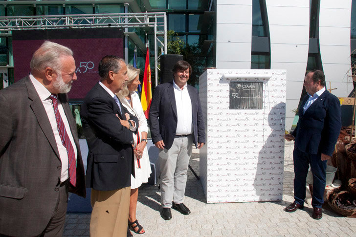 Ignacio e Íñigo Alzueta, fundador y presidente de CEAMSA, en el momento del descubrimiento de la placa conmemorativa del 50º aniversario.