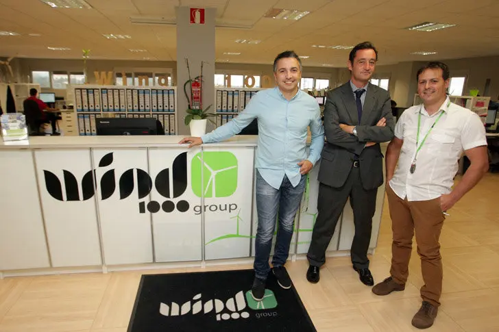 Javier Aguilera visitó las instalaciones de Wind1000 Services en el polígono de Costa Vella en Santiago./C.PAZ.