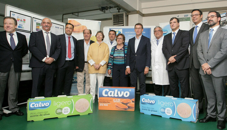 Autoridades y directivos de Grupo Calvo en sus instalaciones en la localidad coruñesa de Carballo.
