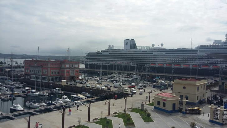 El crucero &#34;Koningsdam&#34;, en el Muelle de Trasatlánticos de A Coruña, este jueves.