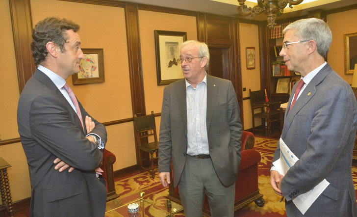 El director del Igape se reunió con representantes de la Cámara de Comercio de Santiago.