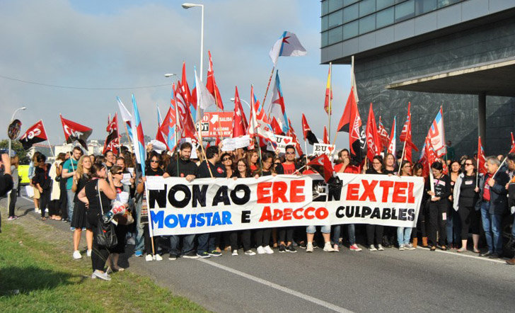 Protestas a las puertas de la sede de Extel en A Coruña./CIG.