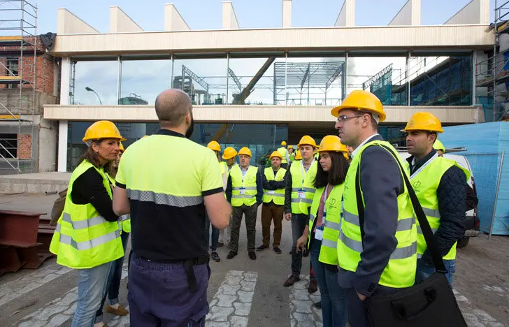 Los alumnos del Plan Inicia en su visita a las instalaciones de Finsa en Santiago.