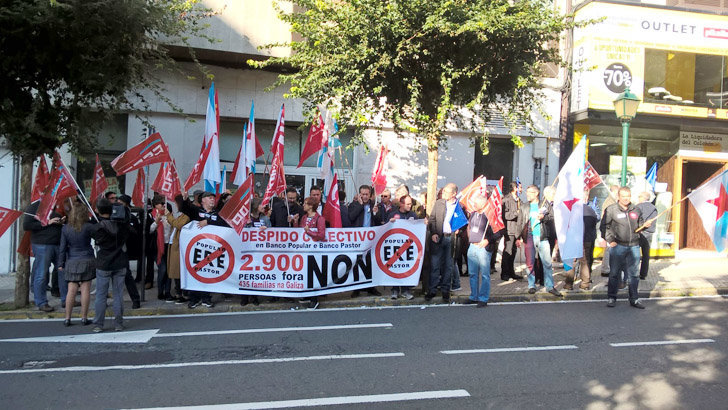 Protesta de trabajadores de Banco Popular y Banco Pastor frente al Parlamento gallego./