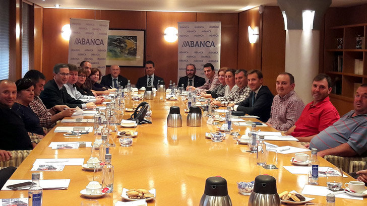 Directivos de Abanca con representantes de 16 cofradías.