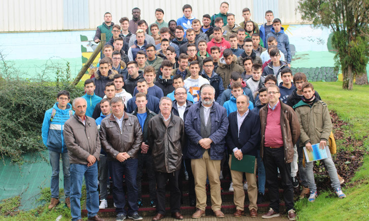 Representantes de empresas del sector de la madera con alumnos del Centro de Promoción Rural-EFA Fonteboa.
