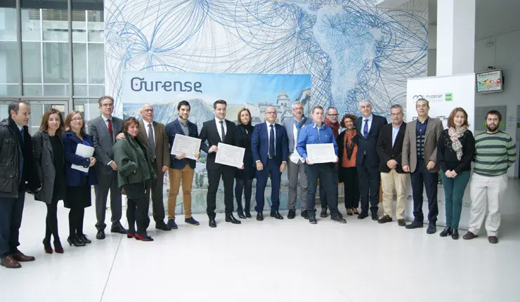 Los premiados junto a autoridades y sus tutores en la Facultad de Ciencias Empresariales de Ourense./P.L.