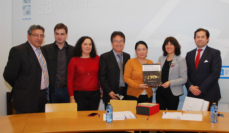 La conselleira de Medio Rural (segunda por la derecha) con la delegación china.