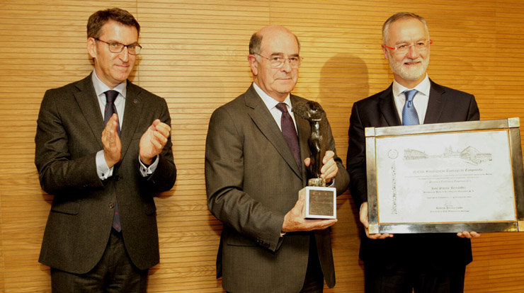 José Sierra (centro) recibió el Premio a la Excelencia Empresarial del Club Financiero de Santiago./C.PAZ.