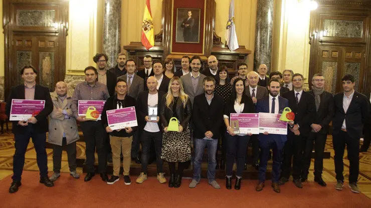 Foto de familia de premiados, finalistas y autoridades./FACEBOOK AJE.