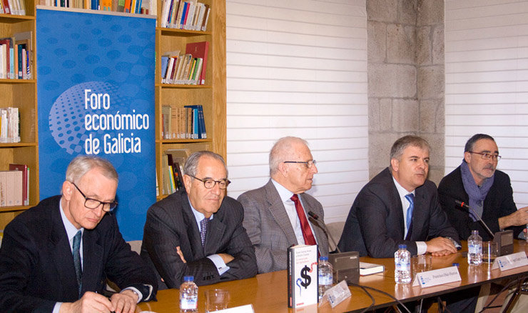 Antón Costas, Emilio Pérez Nieto, Francisco Díaz Fierros, Santiago Lago Peñas y Xosé Carlos Arias, en la presentación del libro.