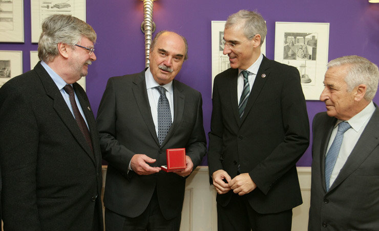 José María Arrojo recibiendo la Medalla de Honor de la Unión de Profesionales de Galicia.
