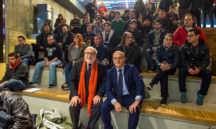 Fernando Bayón y Manuel Baltar con los participantes en el primer curso formativo, en La Molinera, Ourense. /A.PAZ.
