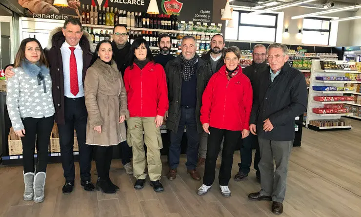 Miguel Freire, director de ventas de Línea Mayor de GADISA; el equipo del establecimiento; José Fernández Nieto, propietario del complejo en el que se ubica el punto de venta en León y socio del Grupo Valcarce, cuyo fundador, José Valcarce, también ha asistido a la inauguración.