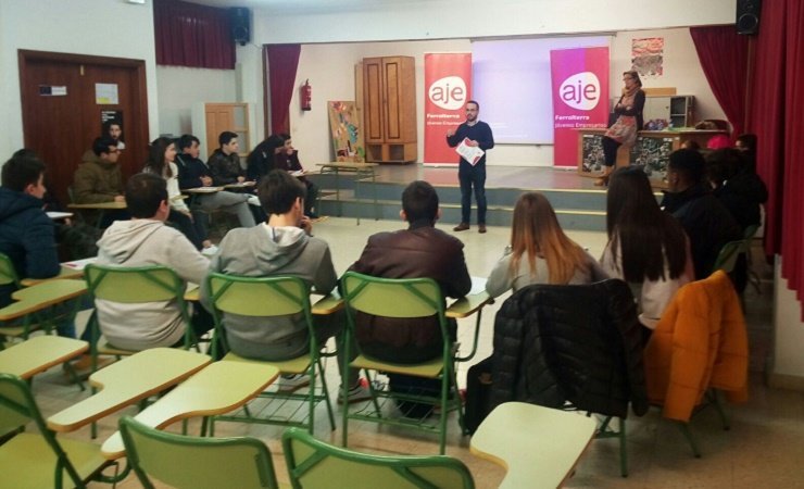 Actividad de emprendimiw en el IES de Ortigueira organizada por AJE Ferrolterra.